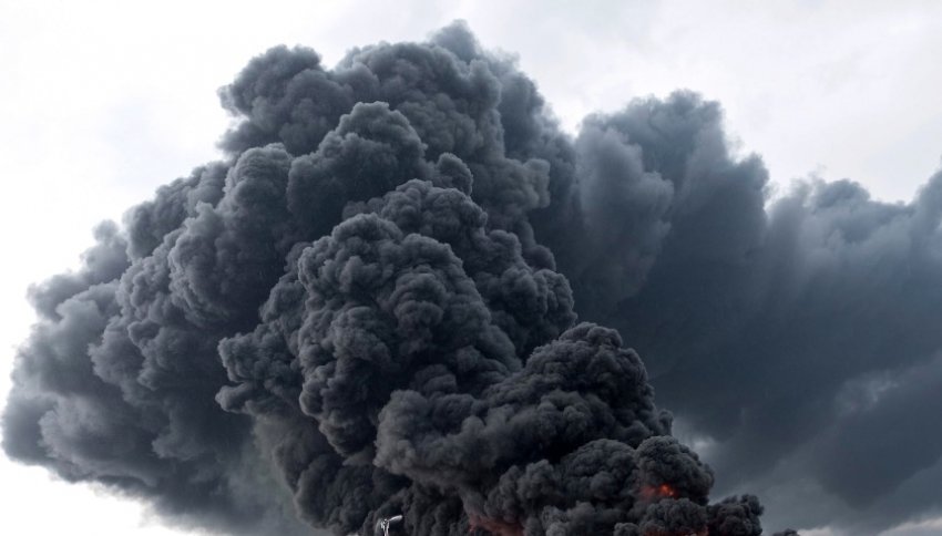 РВ: Жители и отдыхающие прячутся в подвалах от взрывов на военном аэродроме в Саках