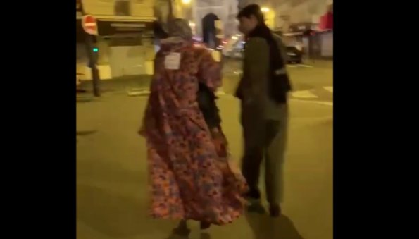 Появилось видео с приставшим на улице Парижа к Литвиновой мужчиной