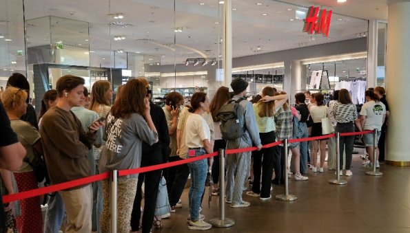 Люди покупают последние товары у H&M, IKEA, поскольку магазины закрываются