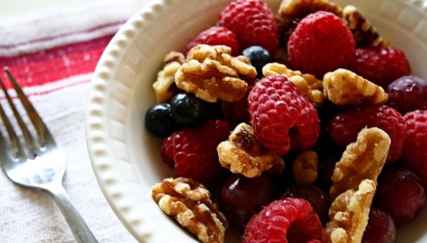 Американские врачи советуют есть ягоды и орехи для повышения тонуса