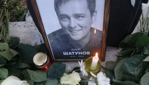 На могиле Юрия Шатунова устроили пьяную вакханалию