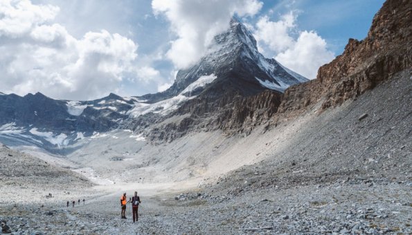 В тающих ледниках Швейцарии обнаружены человеческие останки и обломки самолета