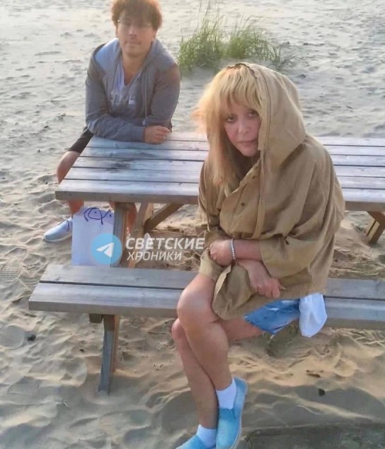 Максим Галкин* опубликовал новое фото с Аллой Пугачёвой и повзрослевшими детьми на пляже