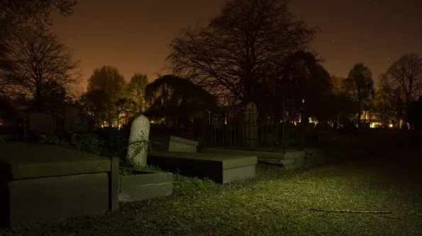 В Краснодаре иномарка врезалась в кладбищенский забор и разнесла могилу