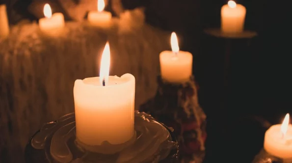 В Батайске женщины в белых одеждах со свечами призывали высшие силы у подъезда жилого дома