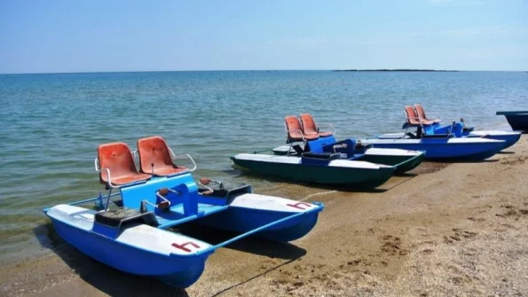 Катамаран с туристами перевернулся в открытом море в Крыму