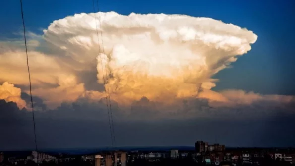 В Сети опубликовано видео огромного "ядерного гриба", напугавшего жителей Казани