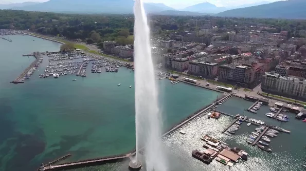В Женеве мужчину унесло струей фонтана на несколько метров в воздух
