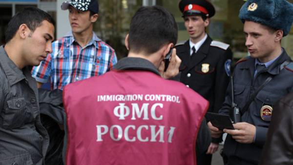 Медведев предложил усложнить получение права на работу для мигрантов
