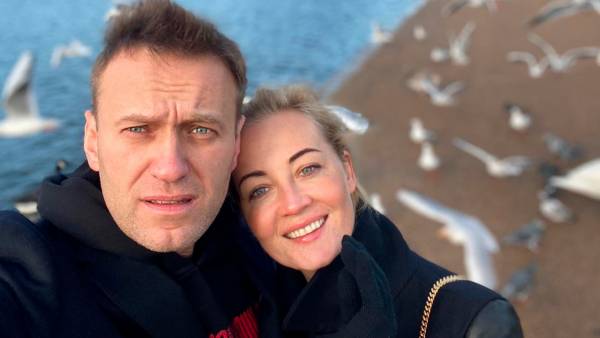 Юлию Навальную не пускают к мужу и немецким врачам силовики в омской больнице