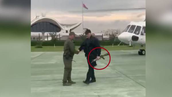 Лукашенко прилетел в Минск и вышел из вертолета с автоматом в руках