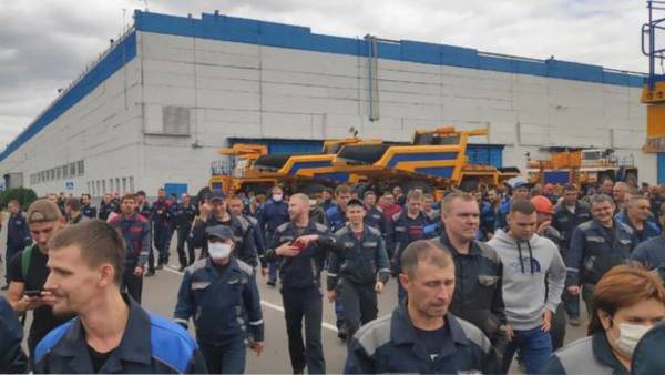 МАЗ и другие крупные заводы Белоруссии начали бастовать