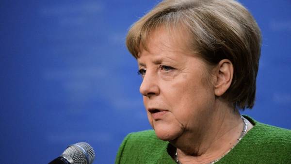 Меркель выступила за сохранение диалога с Россией