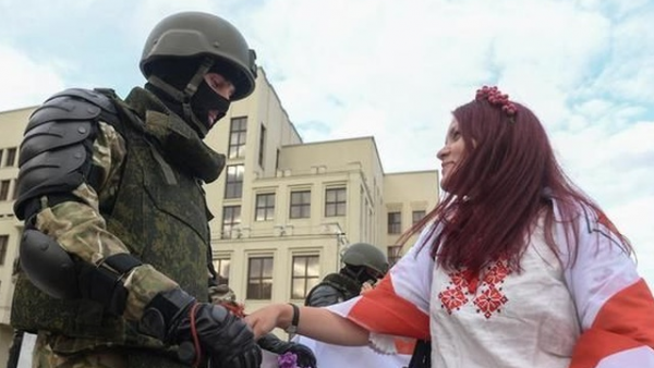 На площади Независимости в Минске силовики опустили щиты