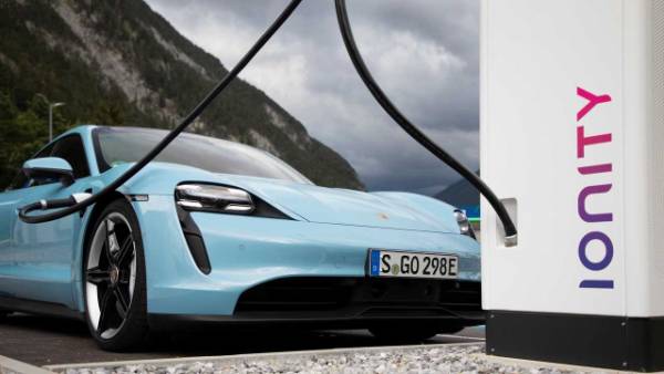 Porsche анонсировал новый электрический Porsche Taycan 2021 года