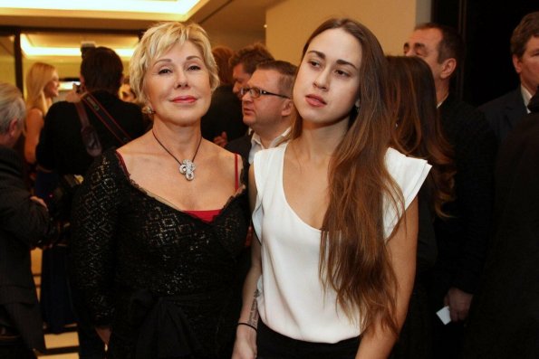 Певица Любовь Успенская отправила дочь в клинику и встретилась с юными тиктокерами
