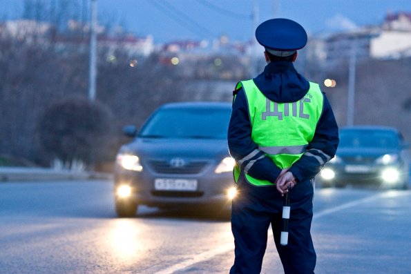 Названы случаи, когда водители могут нарушить ПДД по требованию сотрудника ГИБДД