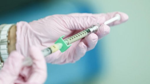 Врач-иммунолог Николай Крючков оценил вероятность введения физраствора вместо вакцины