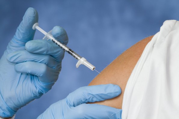 Вакцинолог Тимаков заявил о частичной эффективности прививки от гриппа против коронавируса