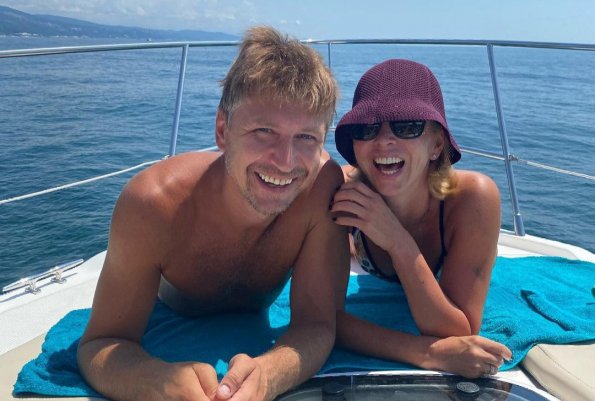 Фигуристка Тотьмянина поделилась снимком из бассейна со своим мужем Ягудиным
