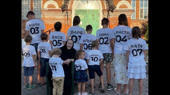 Стриженова показала редкий снимок свекрови в монастыре с 12 правнуками