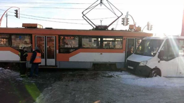 Маршрутка столкнулась с трамваем в Барнауле, восемь человек пострадали