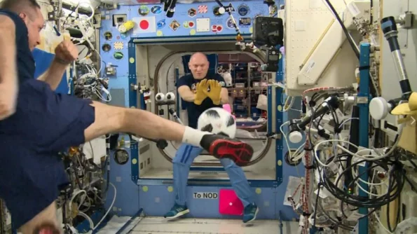 В Сети появилось видео, как российские космонавты на МКС играют в футбол