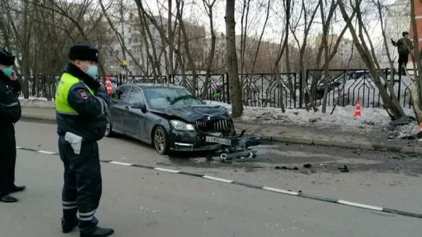 В Сети появилось видео, на котором Mercedes совершает наезд на двух москвичек