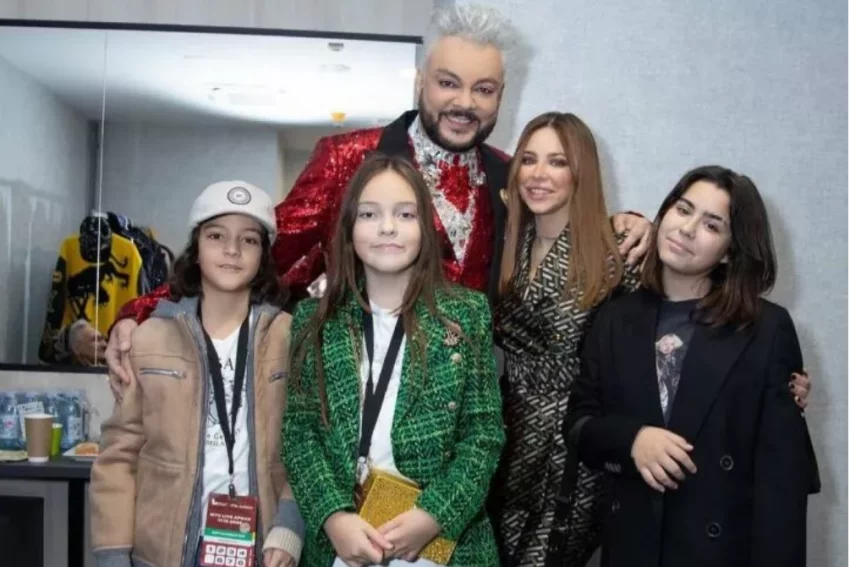 Ани Лорак вместе с подросшей дочкой  появилась на концерте Киркорова