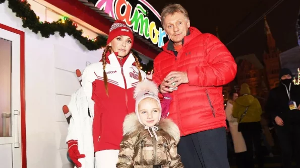 Дмитрий Песков в брюках и свитере посетил премьеру шоу жены Татьяны Навки с дочерью Надей