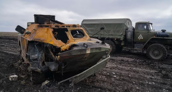 В Сети опубликовано видео "искромётной" транспортировки подбитой бронемашины БРДМ-2Л1 ВСУ