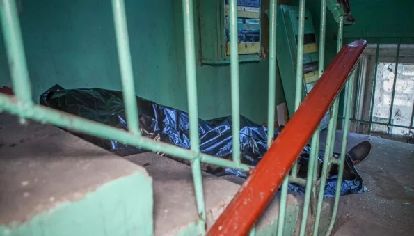 В подмосковной Балашихе родители нашли тело своего 16-летнего сына в соседнем подъезде