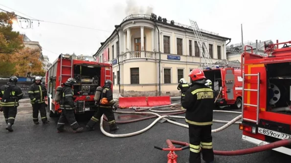 В центре Москвы рядом с  Пушкинским музеем начался пожар на площади 10 кв. метров