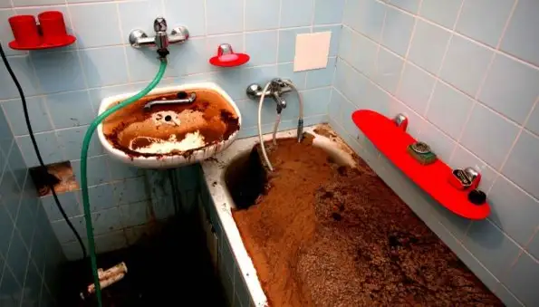 Московскую квартиру затопило кровью: В ванной соседей нашли недельный труп