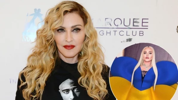 Мадонна продолжает эпатировать публику: пожевала украинский флаг и выплюнула