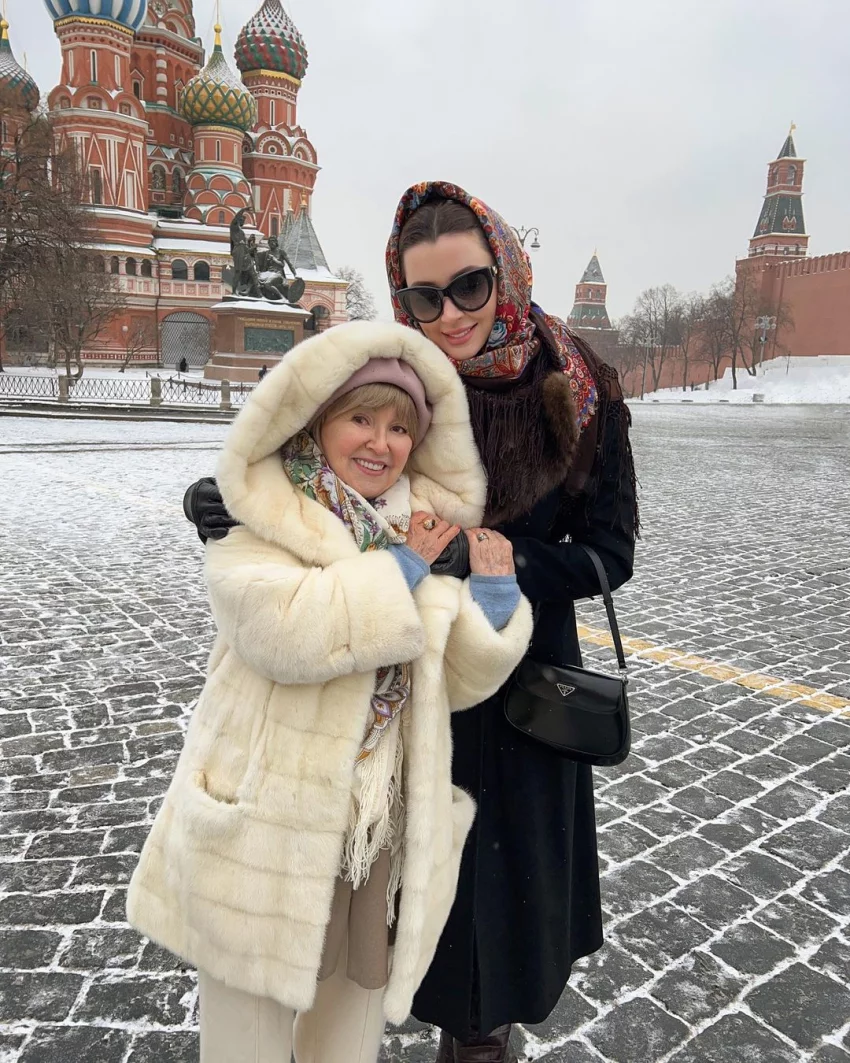 Дочь актрисы Заворотнюк Анна опубликовала фото с Красной площади в компании родных людей