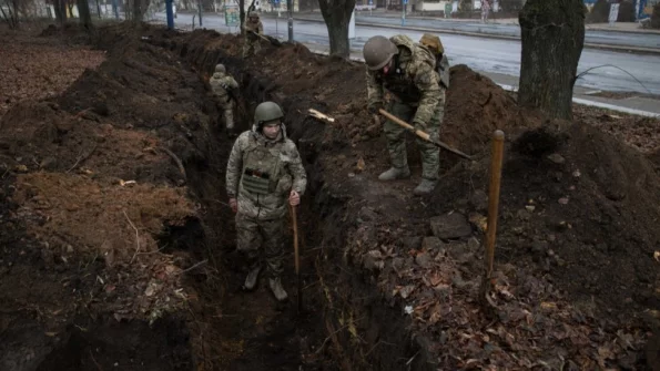 Военные ВС Украины роют окопы в центре Артёмовска, подготавливаясь к уличным боям