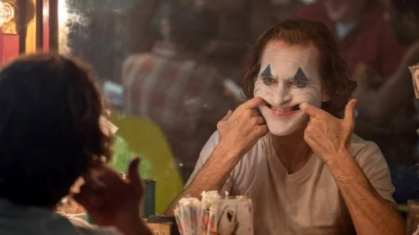 Режиссер Тодд Филлипс показал первое фото Хоакина Феникса со съемок фильма "Джокер-2"