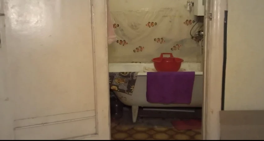 Грязная ванна и дырки в полу: как живут звезды Карнавальной ночи сестры Шмелевы