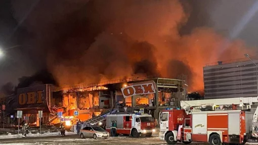 Из горящего гипермаркета OBI раздаются хлопки