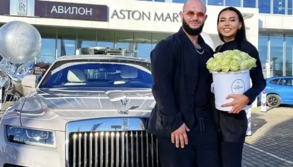 Жена Джигана, автоледи Оксана Самойлова, ездит на Rolls-Royce в обуви от разных пар