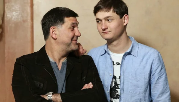 Сын погибшего в ДТП Сергея Пускепалиса Глеб получил награду отца на премии "Событие года"