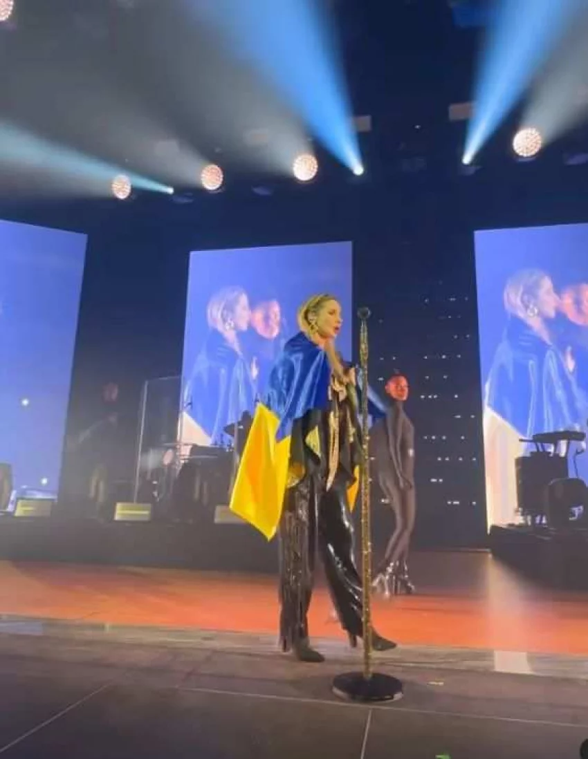 Певица Светлана Лобода выступила с украинским флагом на плечах на концерте в Германии