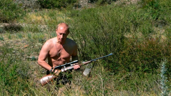 Владимир Путин забрался на бронемашину