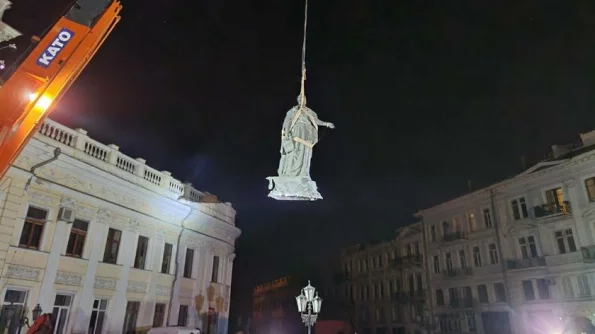 Снесены памятники Екатерине II и полководцу Александру Суворову на Украине