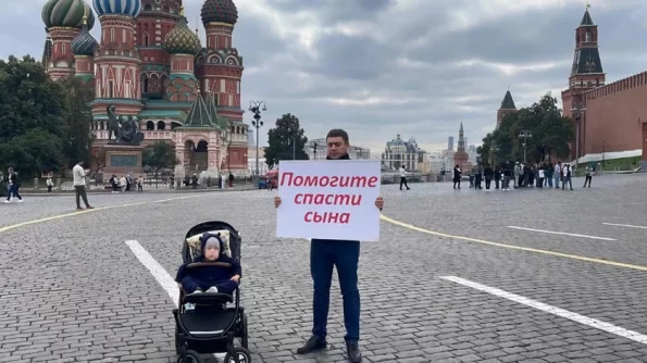В Екатеринбурге мужчина объявил голодовку у здания регионального минздрава