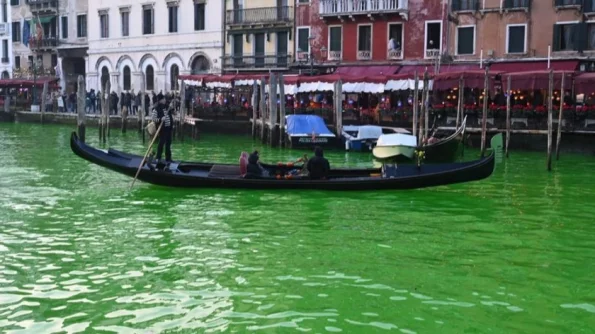 В рамках акции протеста активисты окрасили воду канала Венеции в ярко-зеленый цвет