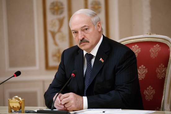 Александр Лукашенко: Пока последний омоновец не скажет мне уходить, я буду наглухо стоять в этой стране