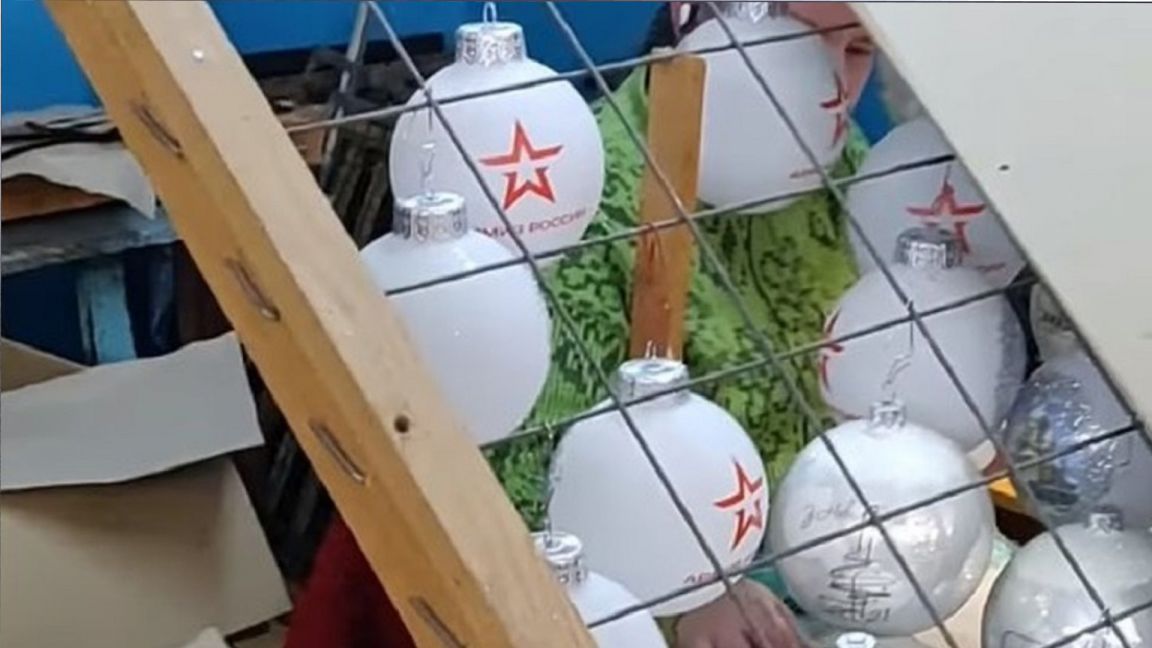 Киевская фабрика уничтожила тираж елочных игрушек, предназначенный для России