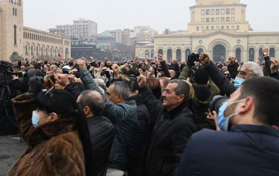 Правоохранительные органы начали задерживать протестующих в Ереване